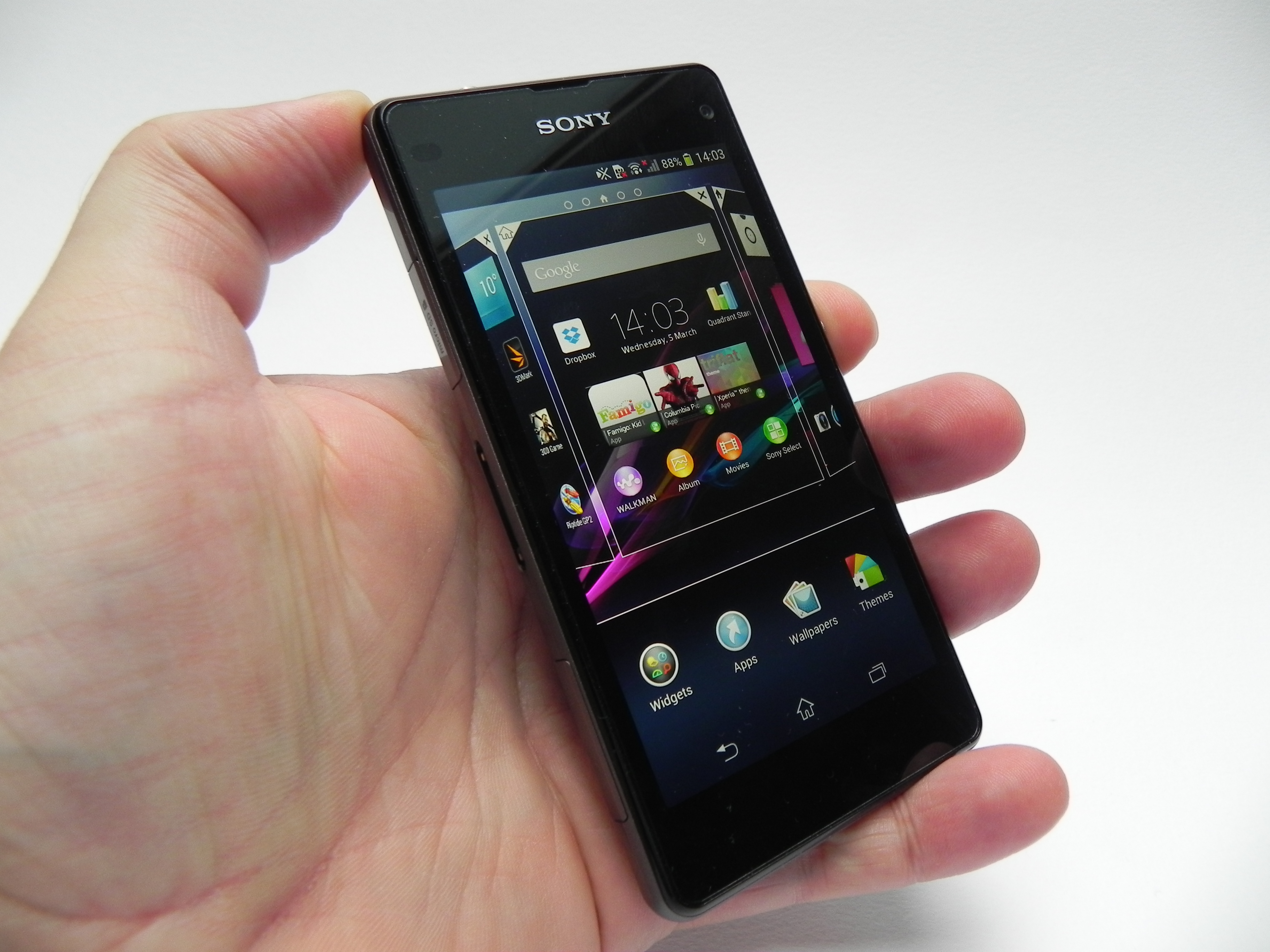 oosters Aanvankelijk elektrode Sony Xperia Z1 Compact Review: Smaller Xperia Z1 is Better Than the Big  Brother in a Few Regards (Video) | GSMDome.com