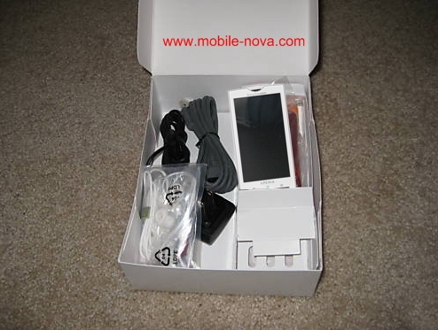 Sony-Ericsson-Xperia-X3-Rachael-unboxed-2