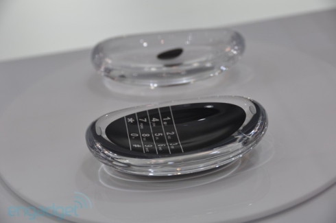Fujitsu_glassy_cellphone_concept_1