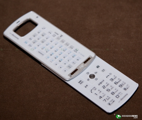 Fujitsu_F-04B_projector_phone_1 Fujitsu_F-04B_projector_phone_1