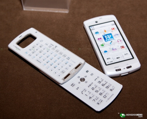 Fujitsu_F-04B_projector_phone_2 Fujitsu_F-04B_projector_phone_2