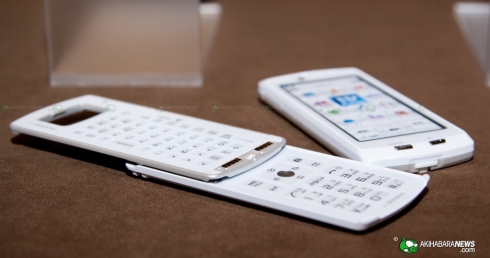 Fujitsu_F-04B_projector_phone_3 Fujitsu_F-04B_projector_phone_3