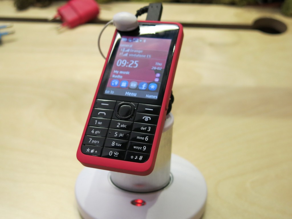 MWC 2013 Nokia 301 Gets Previewed in Front of us, Feature Phone With
