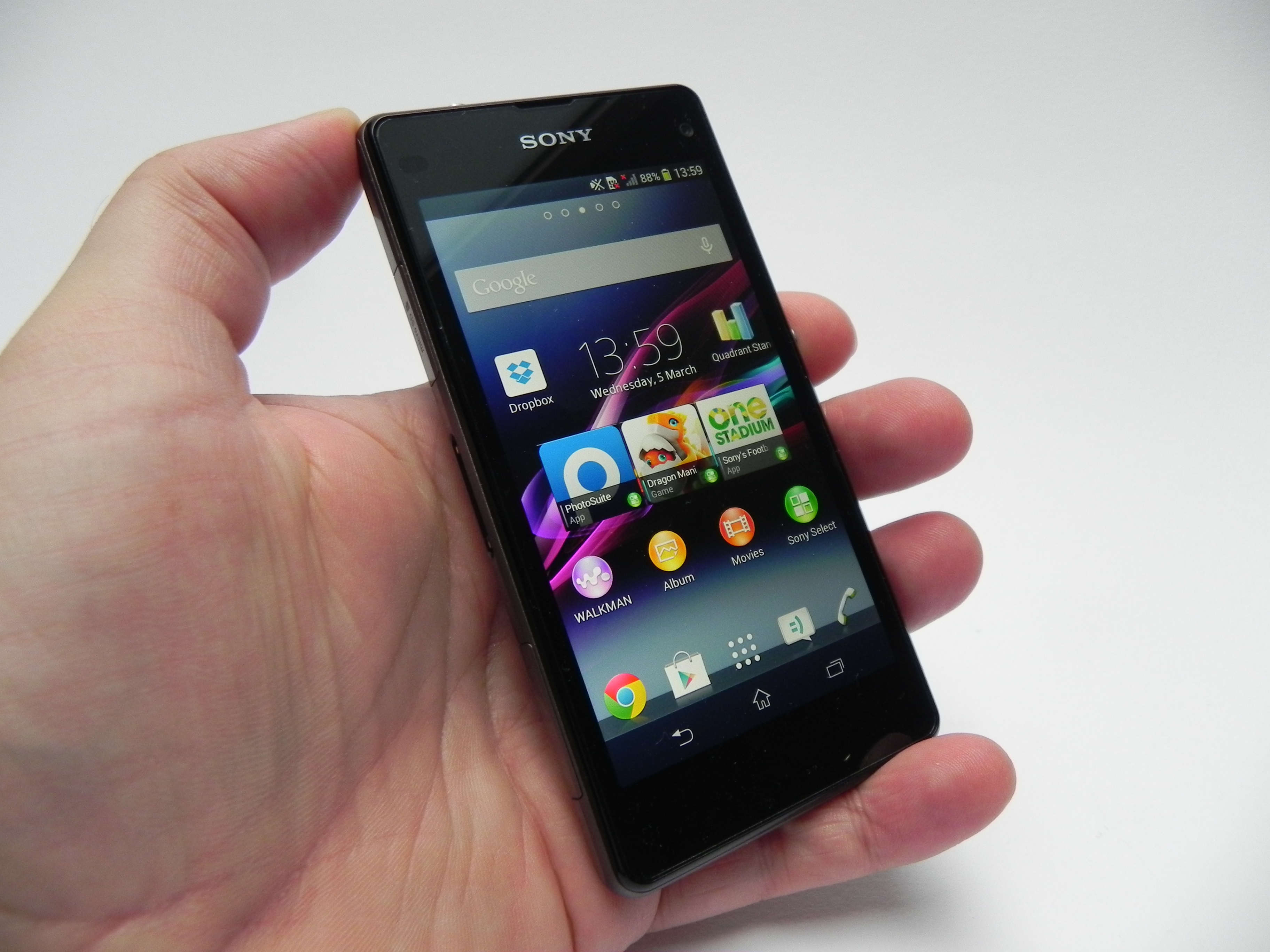 Afstotend Buurt lancering Sony Xperia Z1 Compact Review: Smaller Xperia Z1 is Better Than the Big  Brother in a Few Regards (Video) | GSMDome.com
