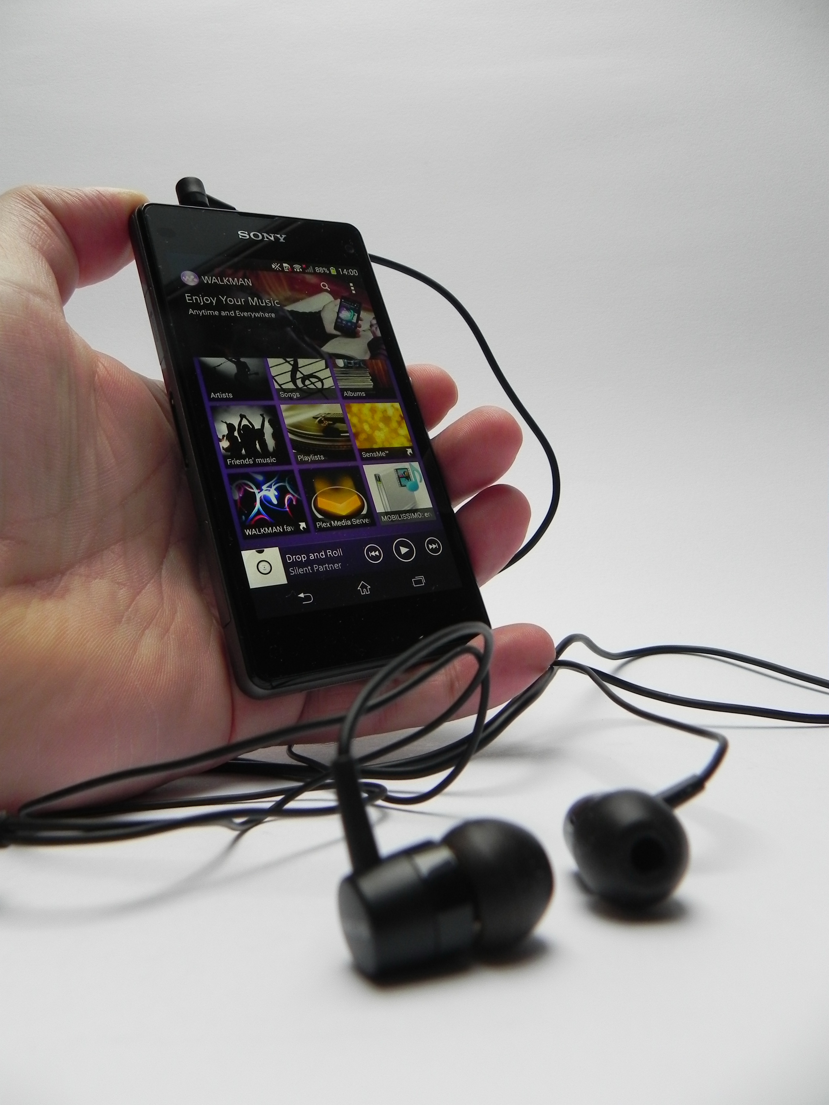 Sony Xperia Z1 Compact Review: Smaller Xperia Z1 is Better
