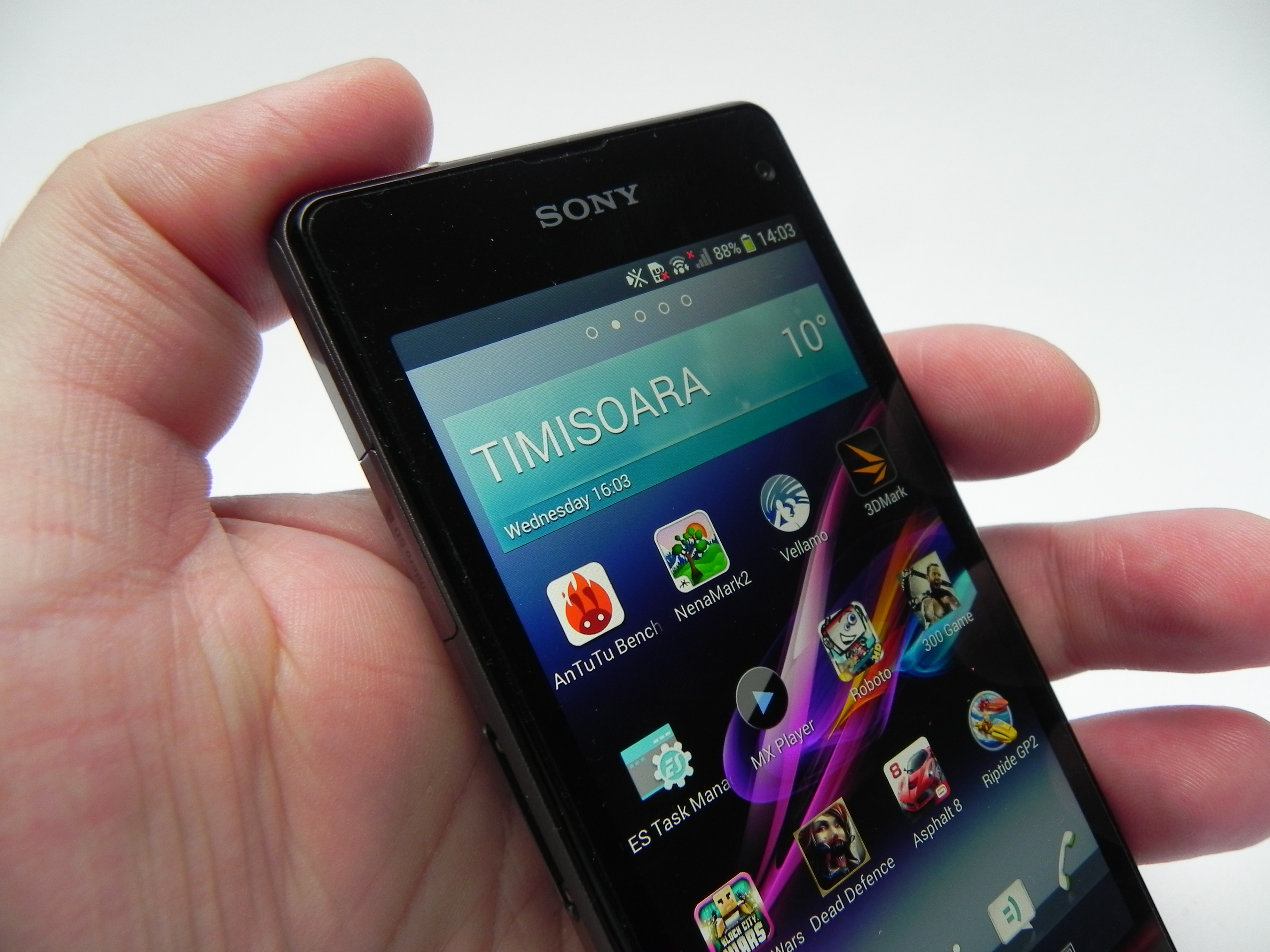 oosters Aanvankelijk elektrode Sony Xperia Z1 Compact Review: Smaller Xperia Z1 is Better Than the Big  Brother in a Few Regards (Video) | GSMDome.com