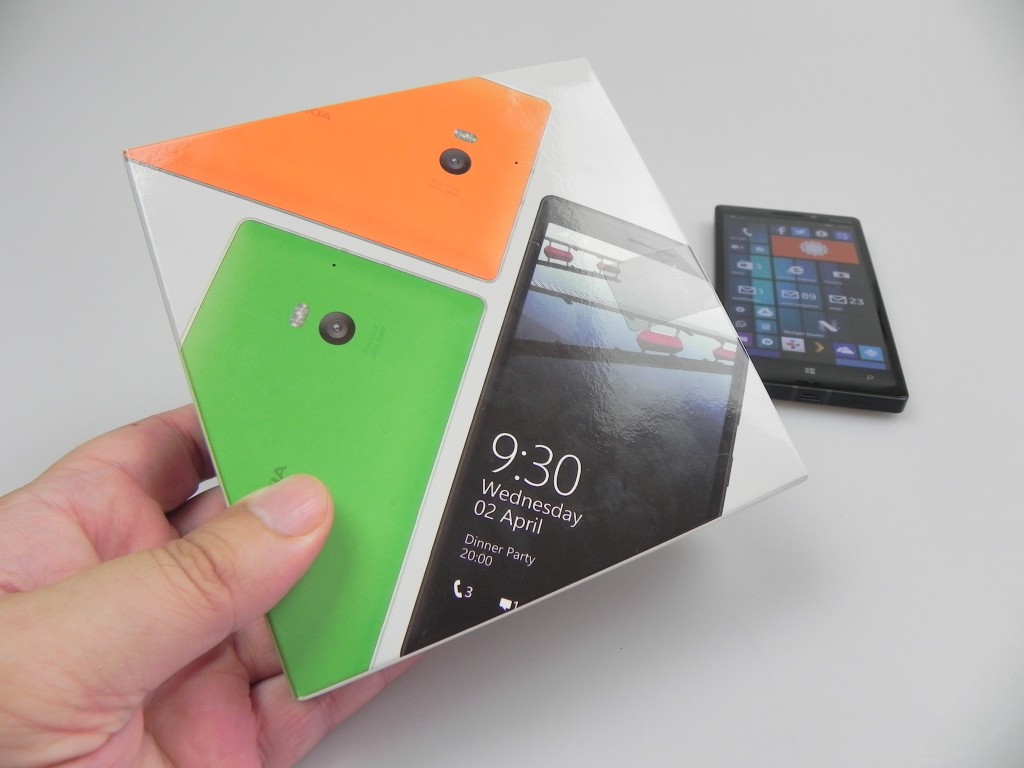 Nokia Lumia 930 Unboxing: New Box, New Style, Bulky Phone 