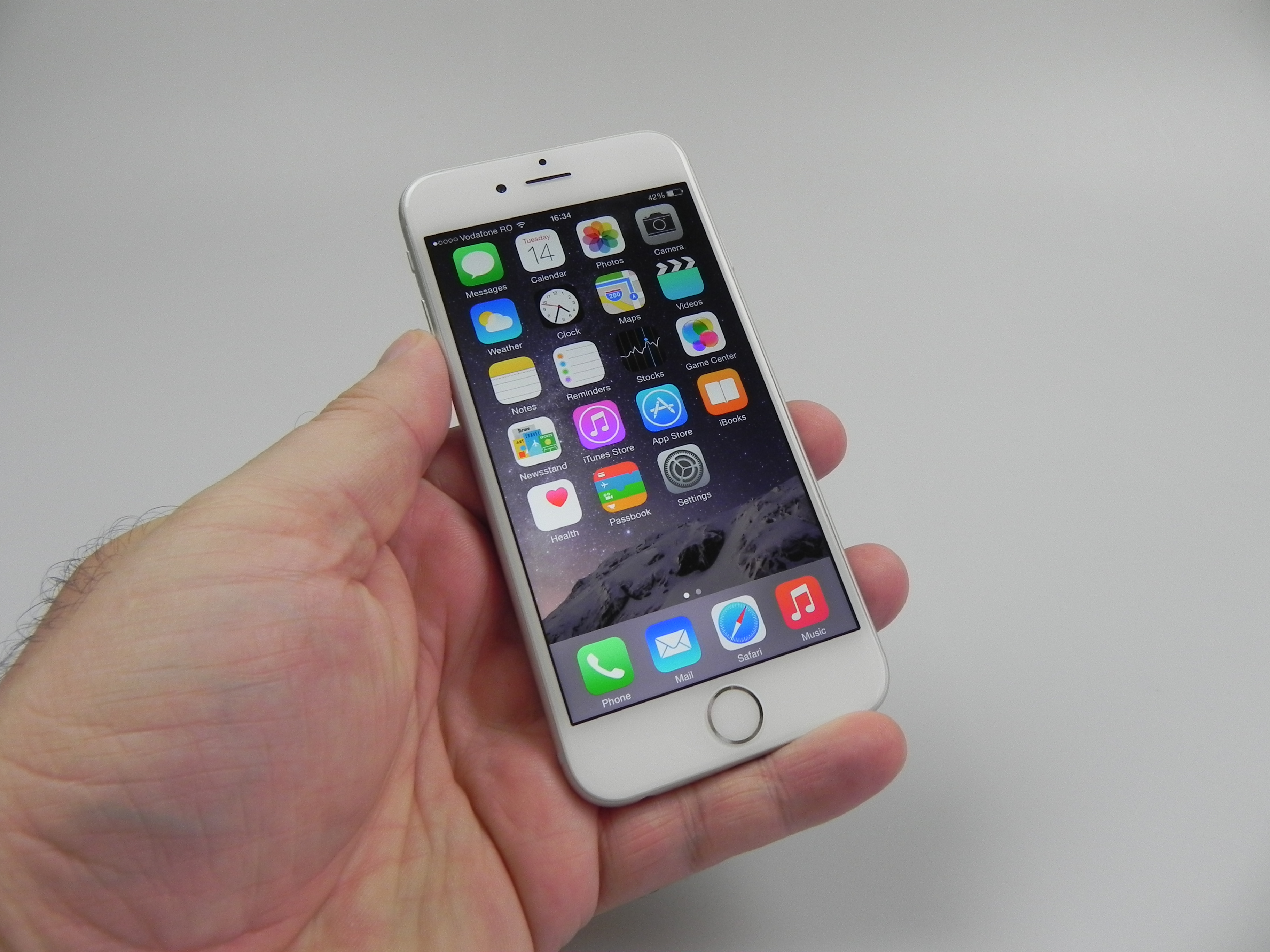 iPhone 6 Review: Solid Flagship Hardware, OK Design, but the Camera and UI  Aren't Good Enough Any More (Video)