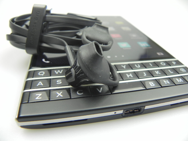 Black-Berry-Passport_037