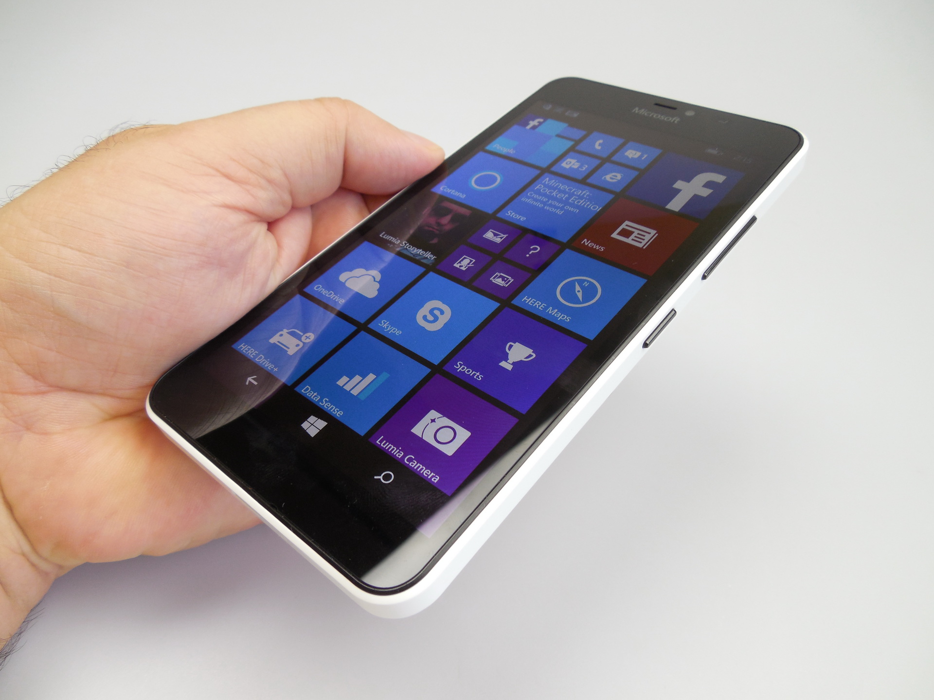 Alvast Hij Gewoon doen Microsoft Lumia 640 XL LTE Review: Shines Bright With a Crisp Display,  Camera's a Mixed Experience (Video) | GSMDome.com