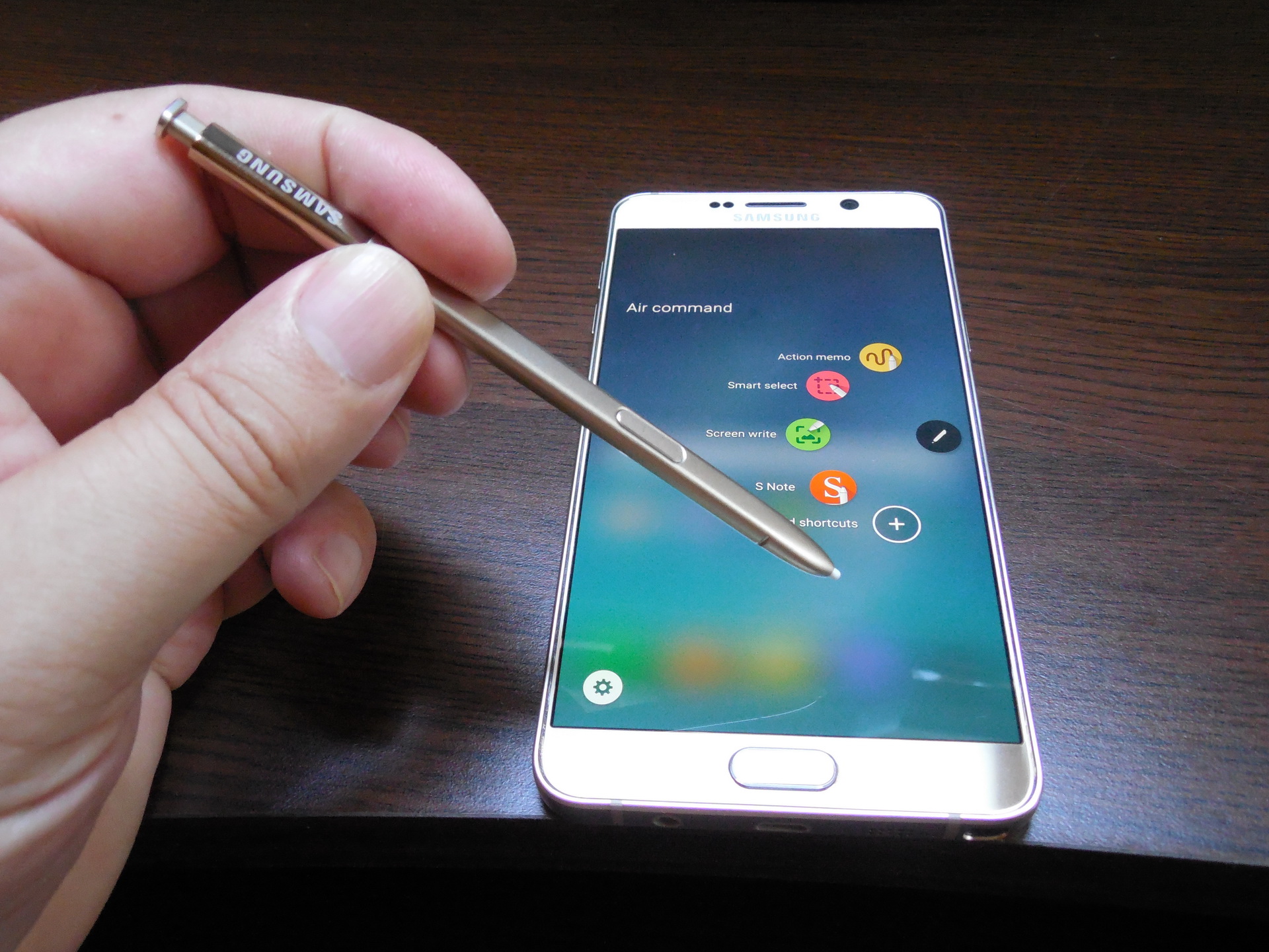 Самсунг с стилусом. Самсунг галакси со стилусом. Samsung Galaxy Note 3 со стилусом. Samsung Galaxy 2010 со стилусом. Самсунг со стилусом 2022.