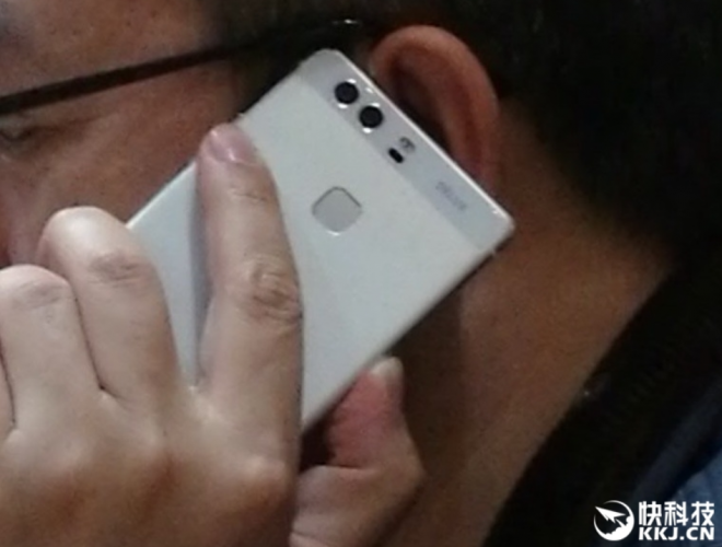 Huawei-president-plays-with-a-dual-camera-phone-that-could-possibly-be-the-Huawei-P9.jpg