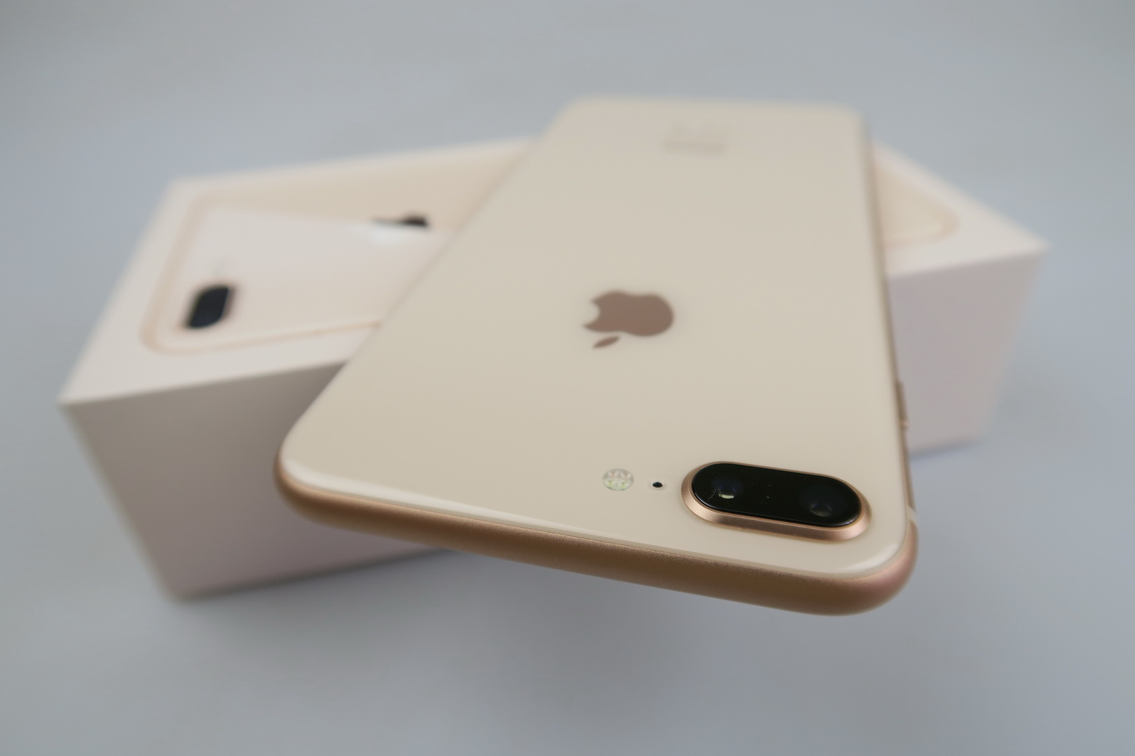 iPhone 8 Plus Unboxing: Too Big for Its Own Good, Glass and Wireless  Charging Are the Main Changes (Video) | GSMDome.com