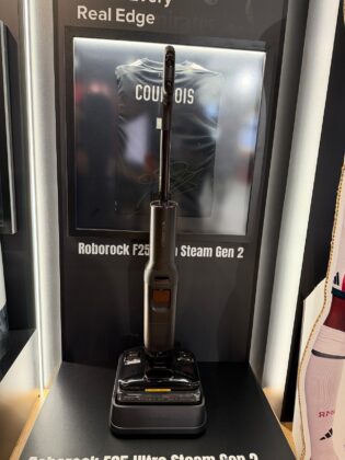 Roborock F25 Ultra Steam Gen 2 handle and control area