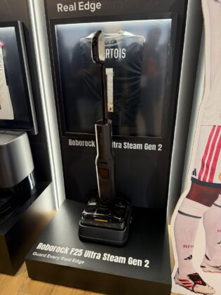 Roborock F25 Ultra Steam Gen 2 roller cleaning head detail
