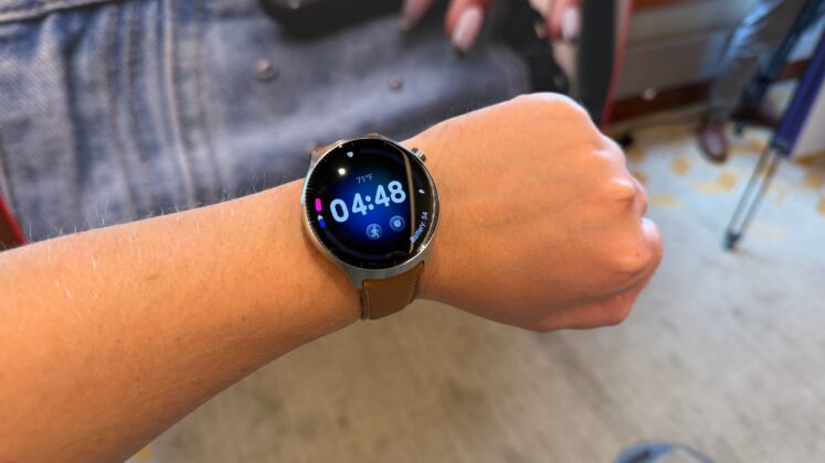 Motorola Moto Watch Ultra pairs Wear OS 6 with LTE and a 1.5-inch pOLED display