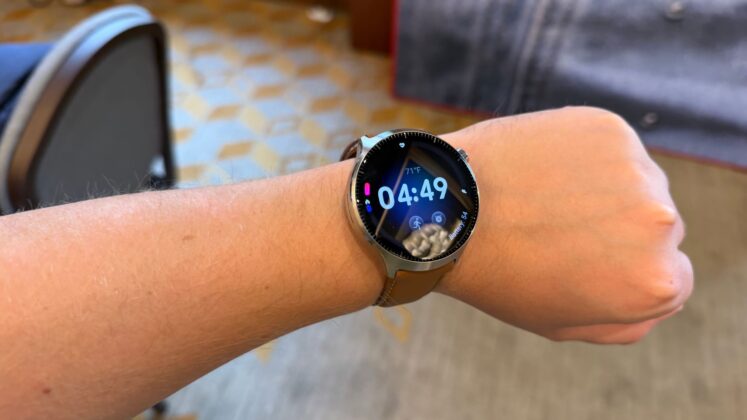 Motorola Moto Watch Ultra pairs Wear OS 6 with LTE and a 1.5-inch pOLED display
