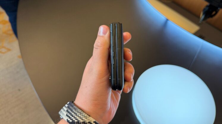 Motorola razr 70 Crystals by Swarovski edition in dark Meteorite color