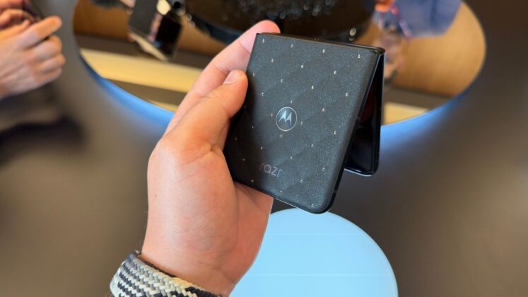 Motorola razr 70 Crystals by Swarovski edition