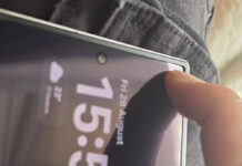 Galaxy Z Fold8 owner reports inner display corners flexing under light pressure Close-up of a Galaxy Z Fold8 inner foldable display