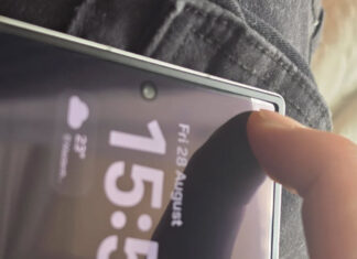 Galaxy Z Fold8 owner reports inner display corners flexing under light pressure Close-up of a Galaxy Z Fold8 inner foldable display