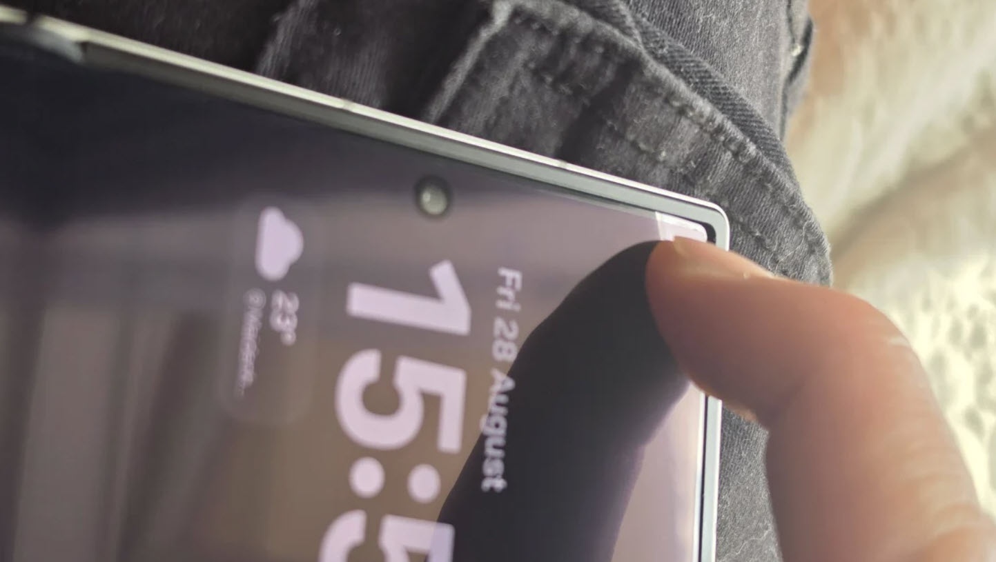 430065 Close-up of a Galaxy Z Fold8 inner foldable display