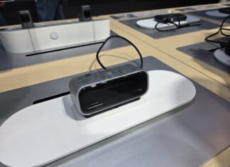 Anker x VALORANT 10-in-1 Desktop USB-C Hub with its built-in status display.