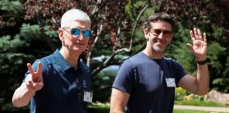 Tim Cook Gets $45 Million Apple Stock Award After CEO Transition