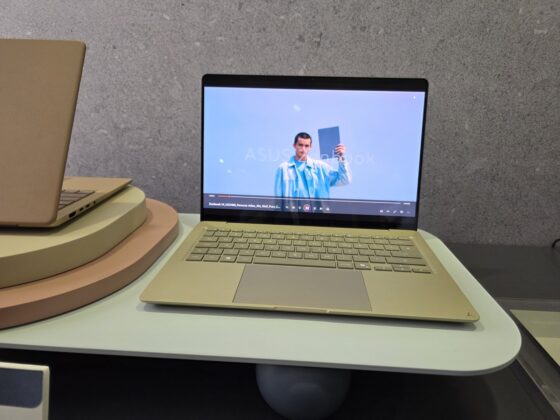 ASUS Zenbook 14 UX3480 in a show-floor demonstration