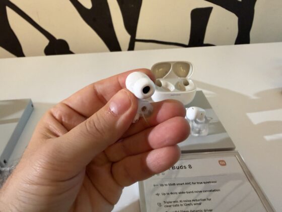 REDMI Buds 8 true wireless earbuds and charging case.