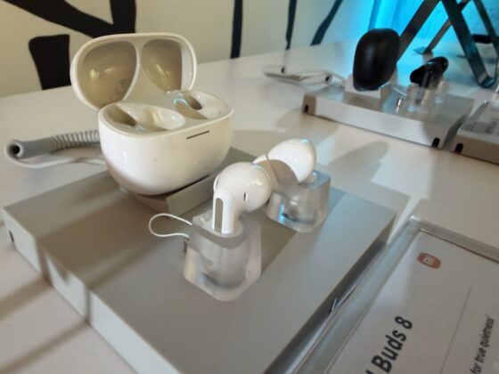 REDMI Buds 8 charging case detail.