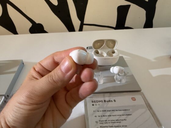 REDMI Buds 8 stem-style earbud design.
