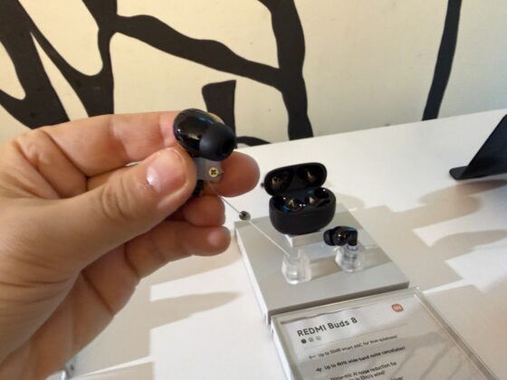 REDMI Buds 8 earbuds and case.