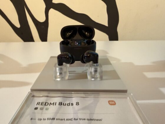 REDMI Buds 8 charging case and earbuds.