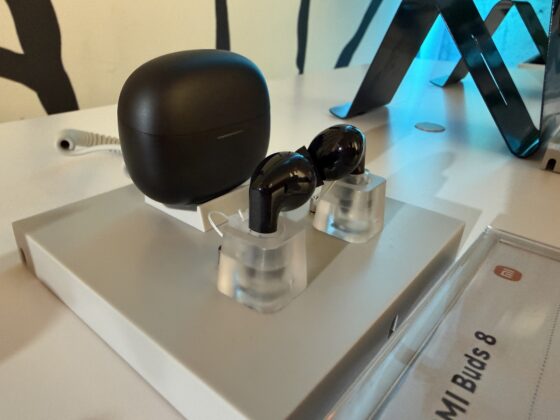 REDMI Buds 8 audio product display.