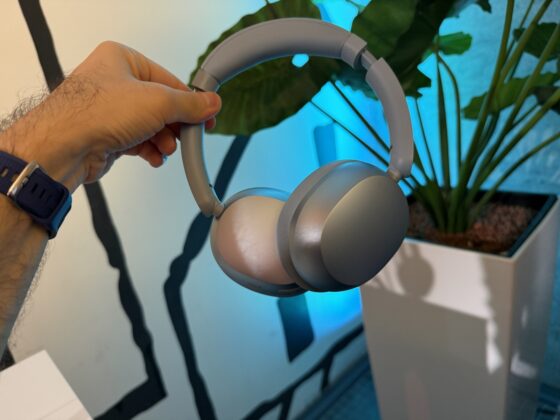 REDMI Headphones Neo over-ear wireless headphones.