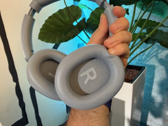 REDMI Headphones Neo controls and USB-C port.
