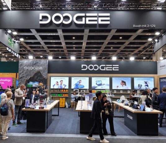 DOOGEE V Max Play Puts a 100-Lumen Projector in a 20,500mAh Rugged Phone