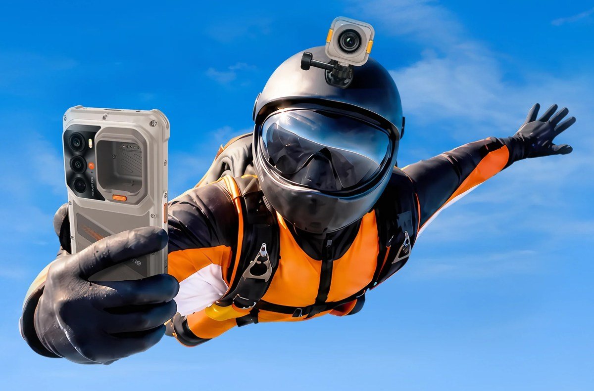 RugOne Xsnap 7 Pro detachable action camera module mounted on the phone