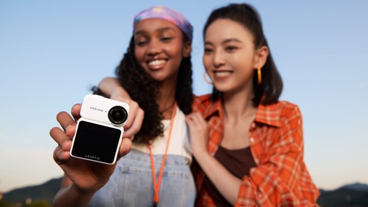Dreame camera concept with integrated motorized gimbal