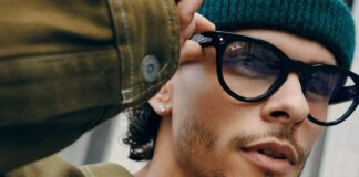 Insta360-related smart glasses imagery accompanying a report on the company’s external-battery patent.