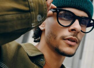 Insta360-related smart glasses imagery accompanying a report on the company’s external-battery patent.
