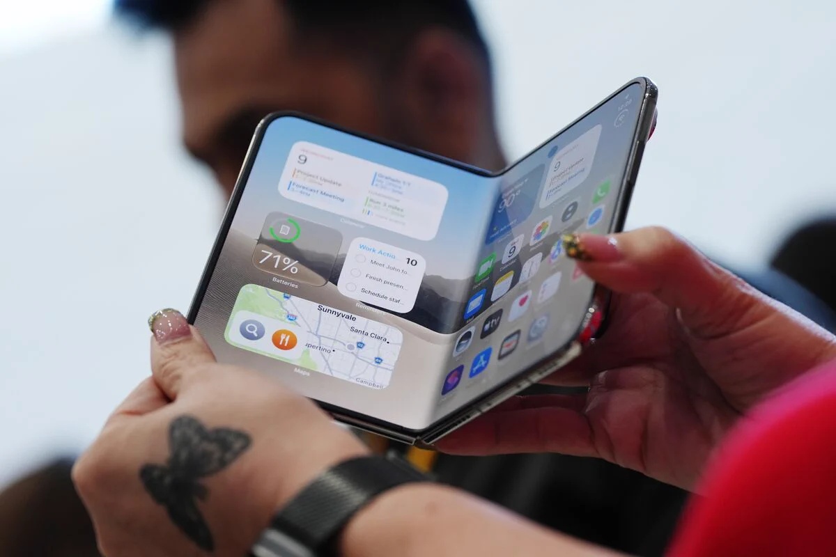 iphone-duo-apple-samsung-cover-a96665-001 Gurman: Apple’s iPhone Duo Could Push Android Rivals to Reinforce Foldables
