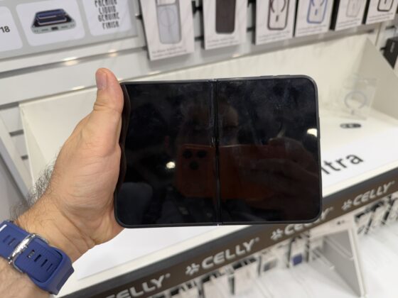 Foldable Apple phone mockup based on current leaks and renders