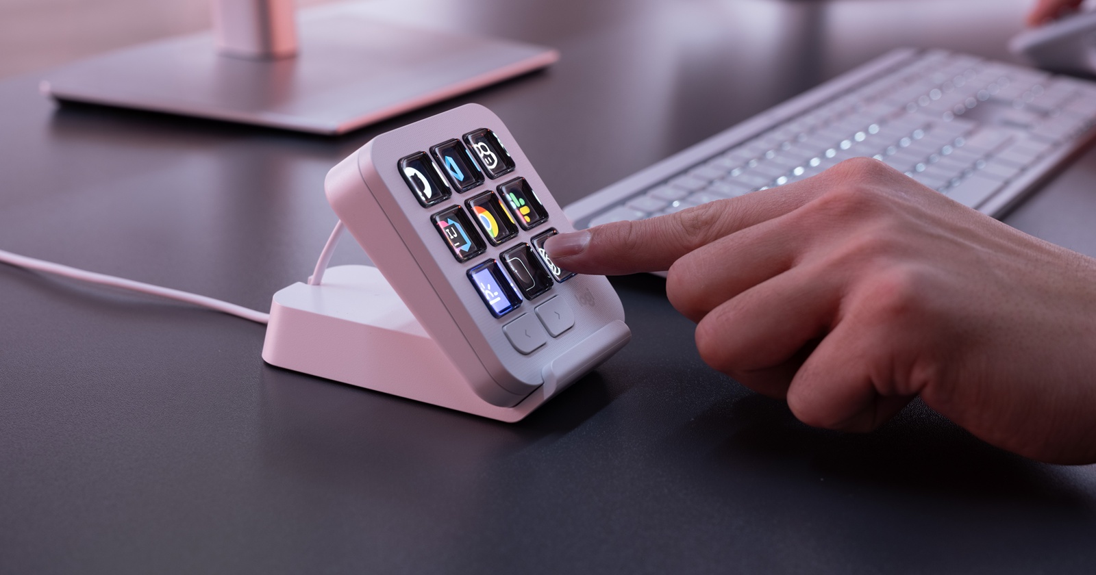 logitech-prezinta-mx-keypad-accesoriul-dedicat-programatorilor-aduce-taste-configurabile-pentru-ai-v Logitech MX Keypad programmable control pad for developer workflows