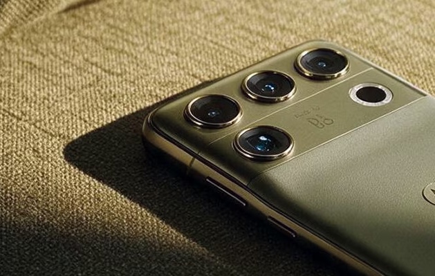 motorola-motorola-signature-27-motorola-signature-cover-a96956-001 Motorola Signature 27 shown from the rear with its large camera module and textured finish.
