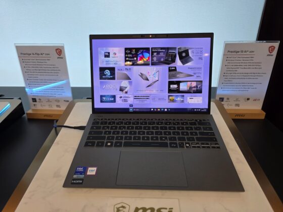 MSI Prestige 14 Flip AI+ ports and slim chassis