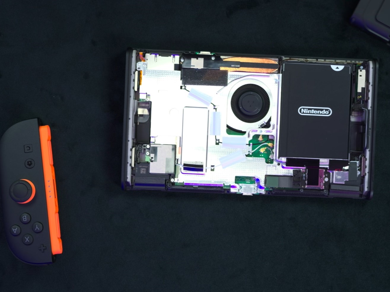 nintendo-switch-2-nintendo-consola-cover-a96457-001 Nintendo Switch 2 console hardware shown during a teardown