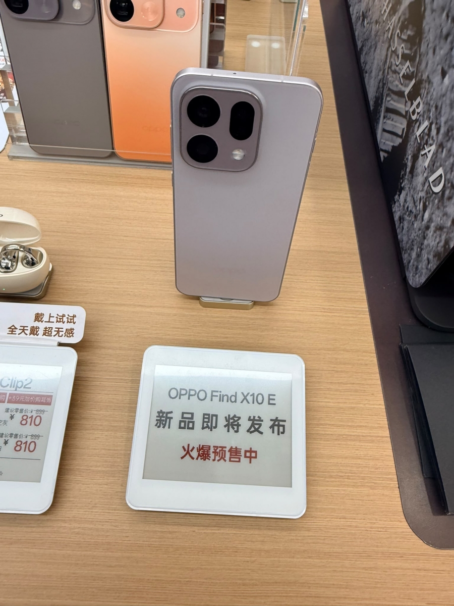 OPPO Find X10 series retail display in China