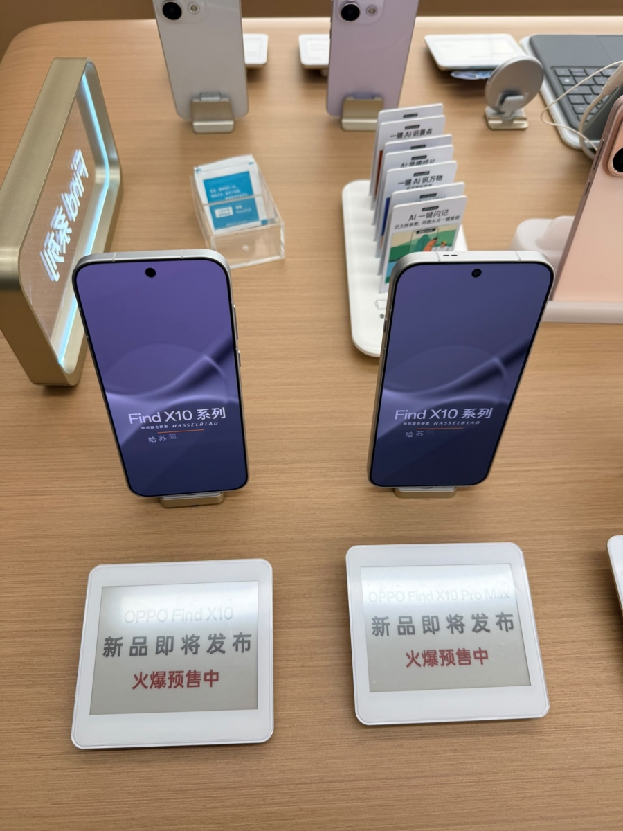 OPPO Find X10 phone photographed in a Chinese store before the official launch